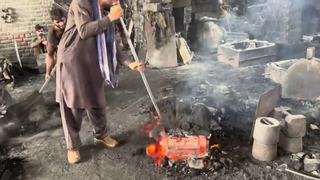 Кустарное изготовление чугунных блоков двигателей. Отливка, фрезеровка. Пакистан смотреть онлайн