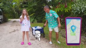 Настя и Эвелин играют в прятки в парке развлечений