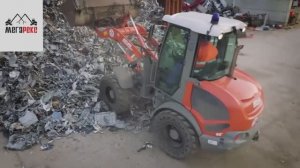 Фронтальный погрузчик Weycor на металлоломной площадке. Цельнолитые шины.