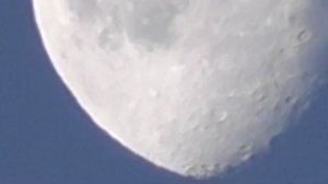 луна зимой утром