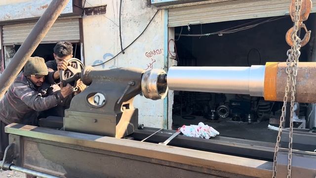 Пакистанцы меняют большой подшипник вала в камнедробильной машине смотреть онлайн