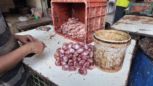 Другой мир/Уличная Еда с Мухами 🤢-Самый мерзкий рынок в Мире🤮 Пакистан_ смотреть онлайн