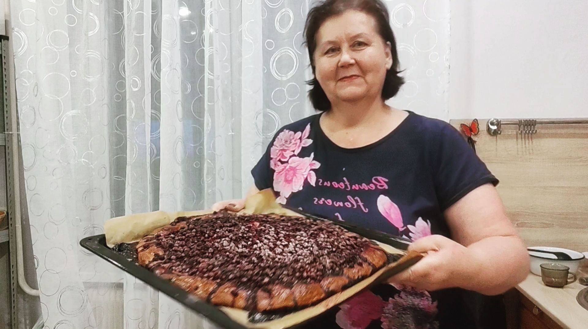 Сибирский пирог с брусникой и булочки. Ждём детей и внуков. смотреть онлайн