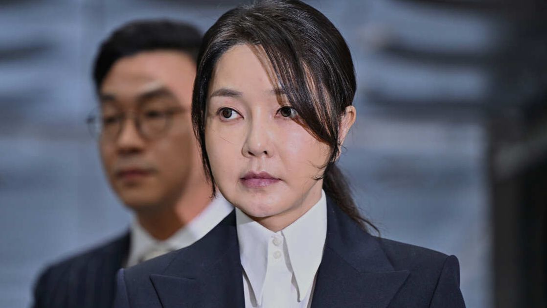 Суд приговорил экс-первую леди Южной Кореи к 1 году и 8 месяцам заключения смотреть онлайн