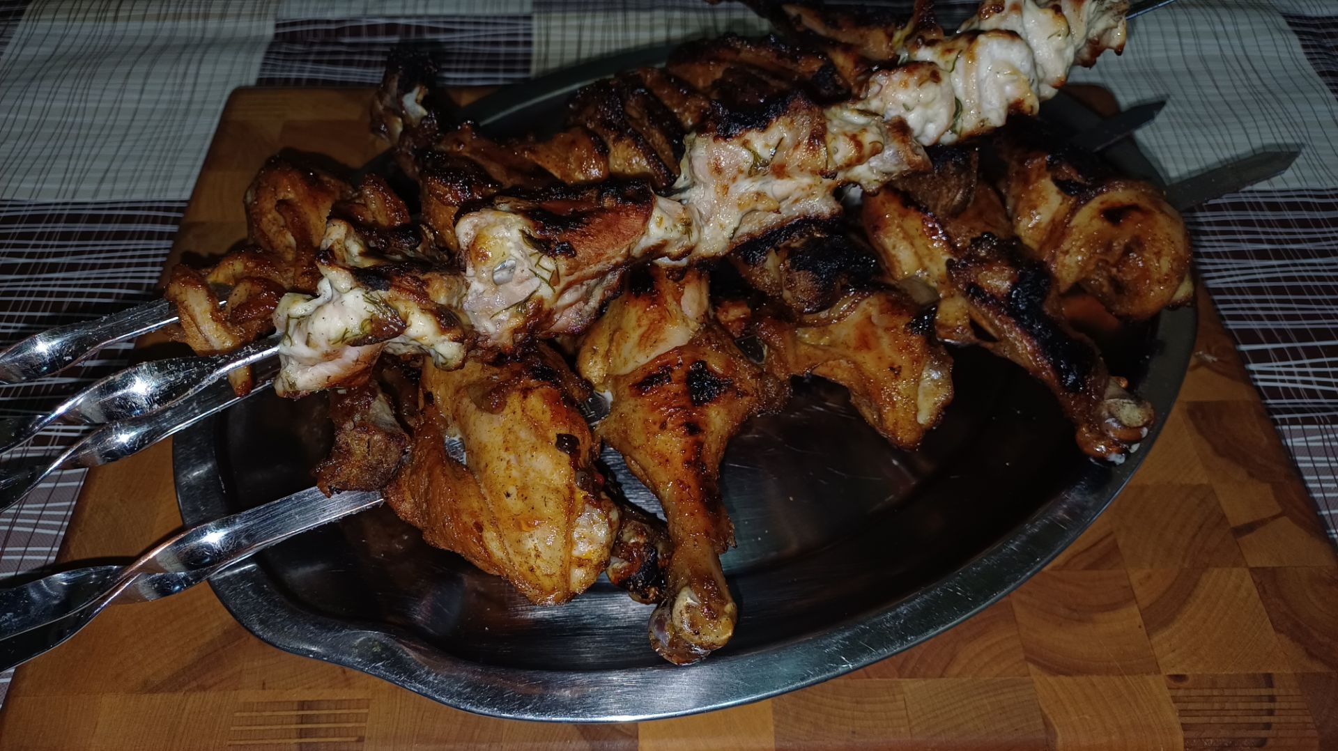 Шашлык из куриных голеней и бедер на мангале. Ароматный маринад для сочного мяса. смотреть онлайн