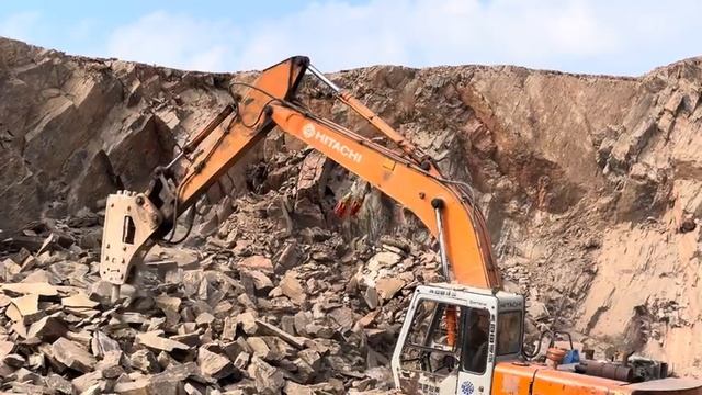 СМОТРИТЕ, как разворачивается ДЕЙСТВИЕ: экскаватор взбирается на огромный холм смотреть онлайн