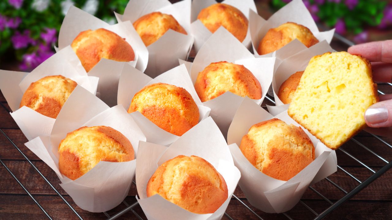 Воздушные кексы со сгущенным молоком за 5 минут | супер нежные и высокие смотреть онлайн