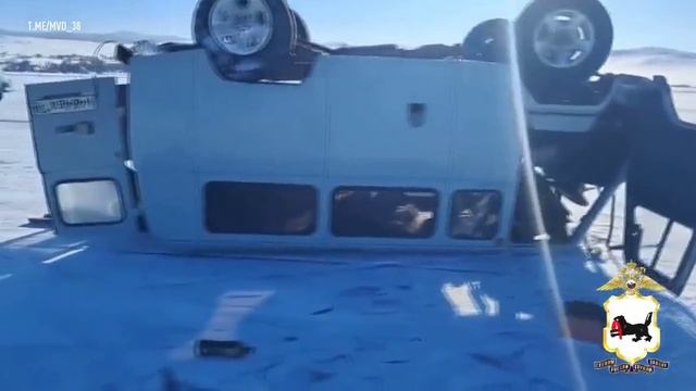 На льду Байкала перевернулся автомобиль с туристами смотреть онлайн