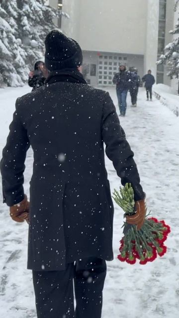 Фёдор Бондарчук с букетом гвоздик пришёл на похороны Александра Олейникова / Троекуровское смотреть онлайн