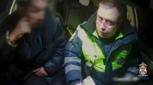 Омские полицейские обеспечили безопасность на трассе, где водитель из-за поломки фуры развёл костёр