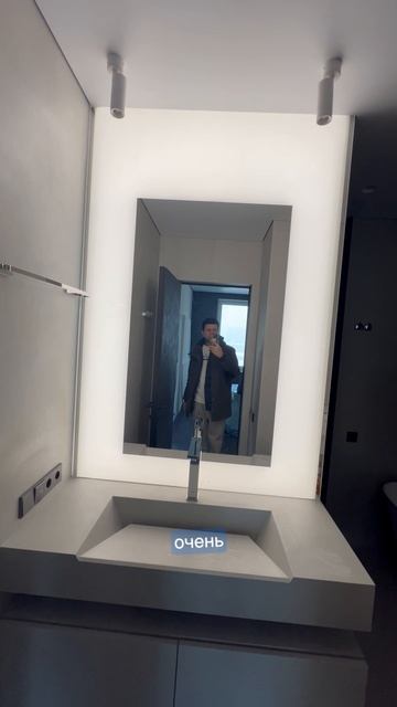 Зеркало с пескоструем по амальгаме и светорассеивающим акрилом в ЖК «Дельвиг»