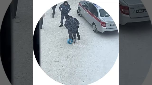 ❗️ «В 63 школу ворвались росгвардейцы и арестовали парня. Кто это и почему он был в школе — неизвест смотреть онлайн