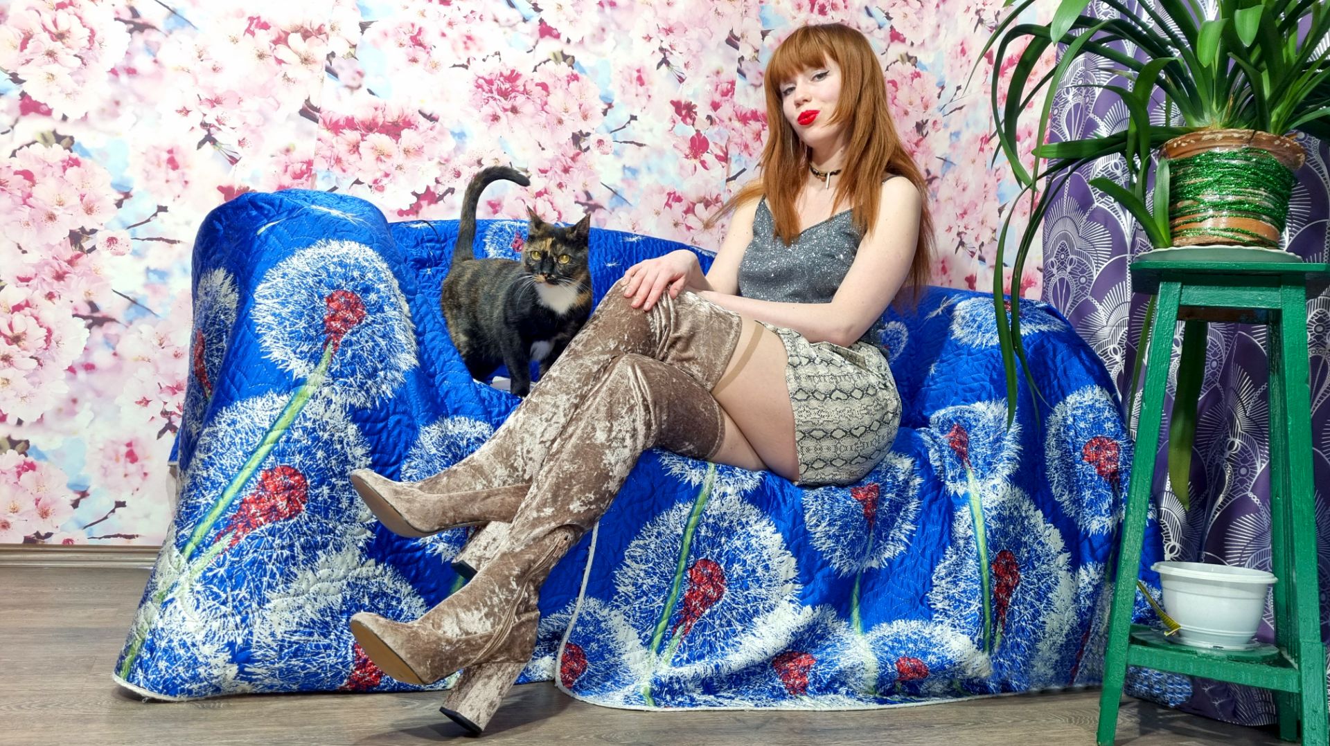 Распаковка и примерка тонких колготок в горошек и примерка бежевых блестящих ботфортов смотреть онлайн