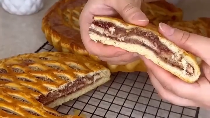 Пироги с джемом и орехами...🥧🍑☕😋 смотреть онлайн