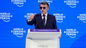 Трамп высмеял появление Макрона в темных очках на форуме в Давосе