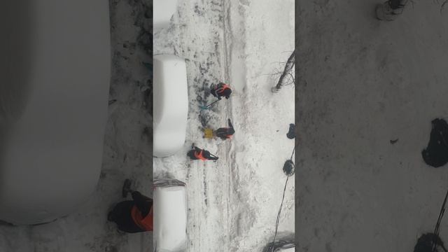 УБИРАЮТ СНЕГ смотреть онлайн