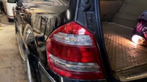 Как поменять лампы задних фонарей Мерседес GL x164