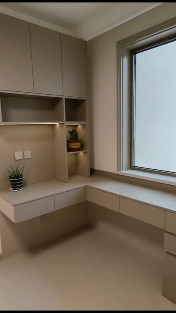 Стол у окна, шкаф. Цвет капучино. смотреть онлайн