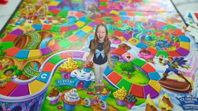 Настя с друзьями играют в гигантскую настольную игру смотреть онлайн