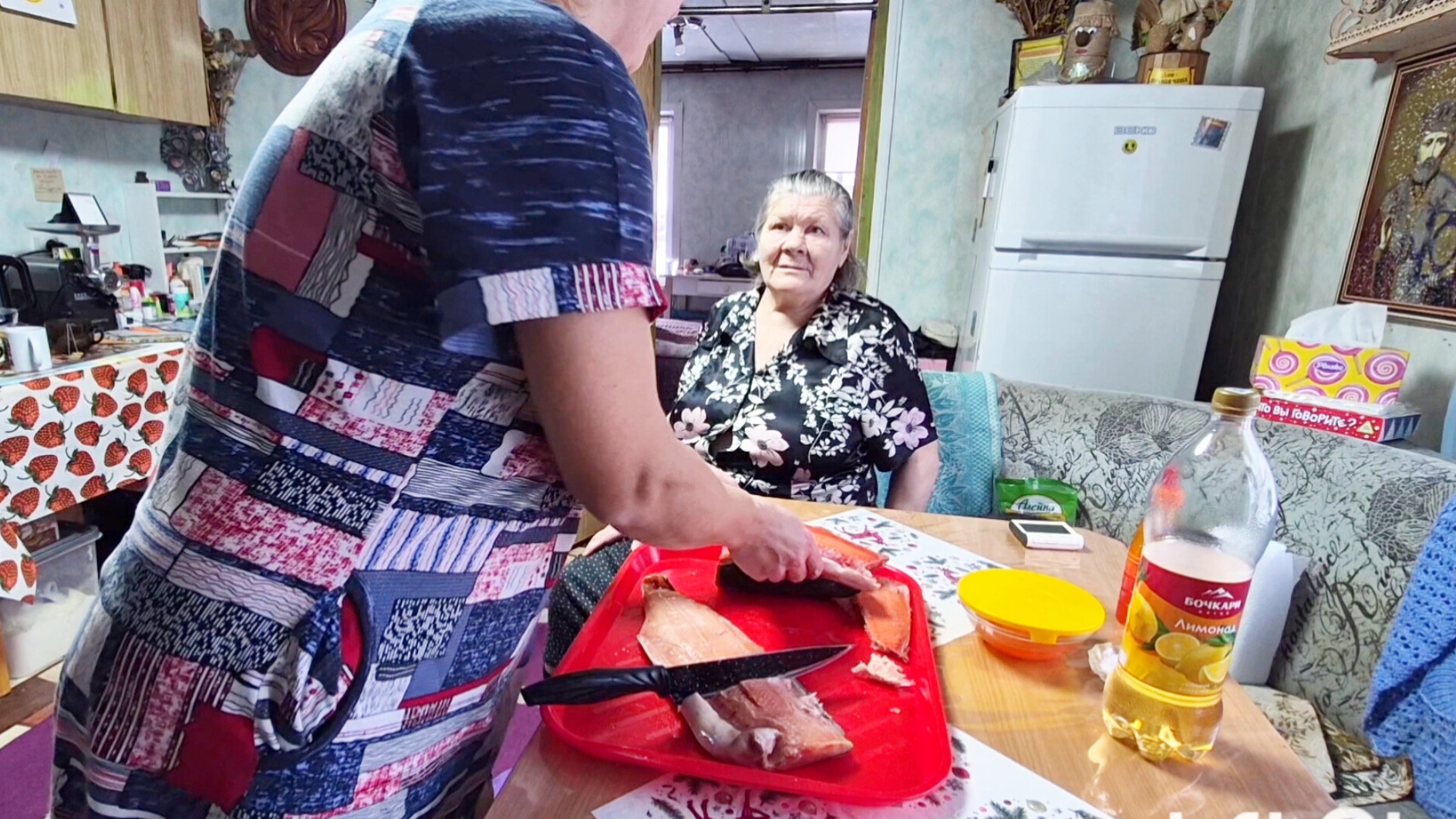 ЖИЗНЬ В РУССКОЙ ДЕРЕВНЕ,разрезала нерку а она😵а Мне удобно смотреть онлайн