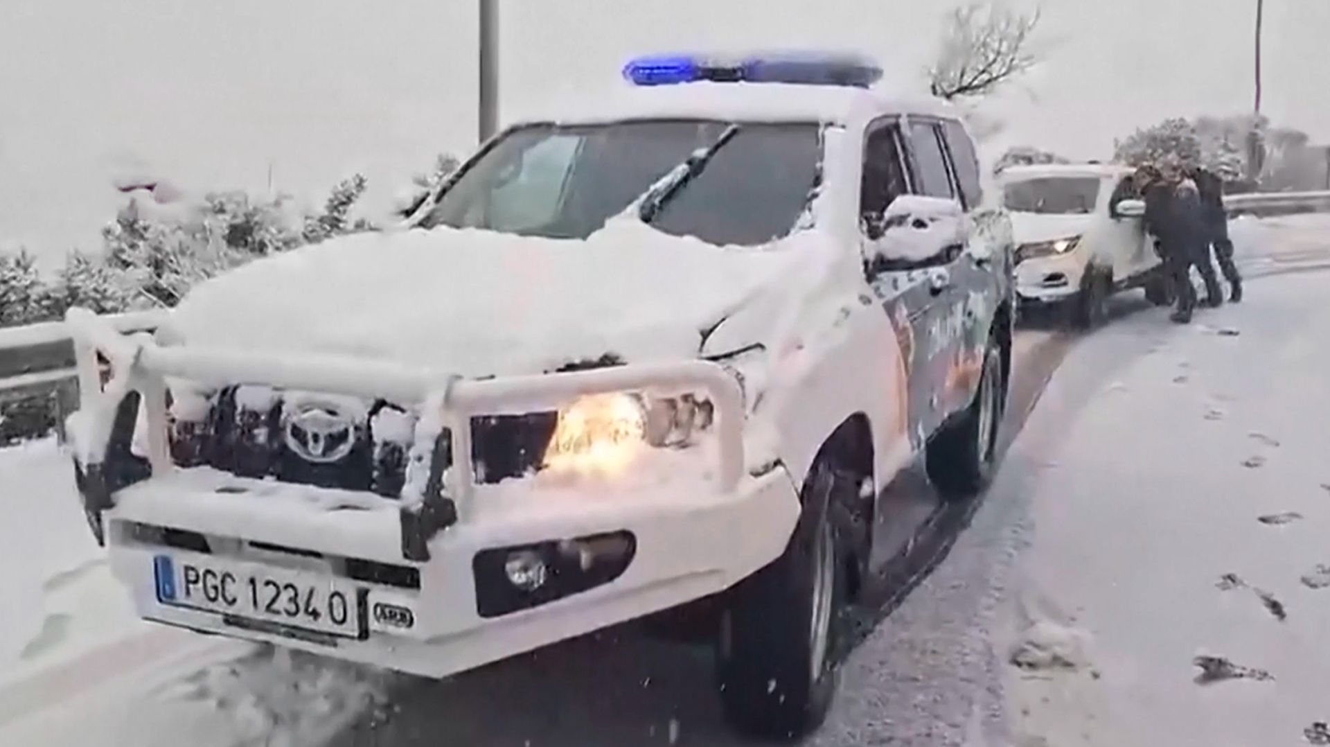 Мощный снегопад обрушился на Испанию смотреть онлайн