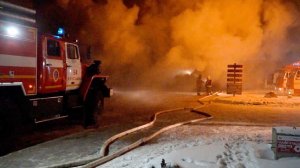 Мощный пожар уничтожил строительный рынок в Волгограде