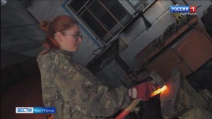 Костромские девушки всерьез увлеклись работой с кузнечным молотом