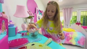 Настя и робот-уборщик