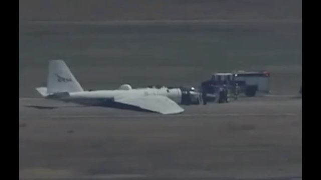 Самолёт NASA с искрами и пожаром экстренно приземлился в Техасе смотреть онлайн