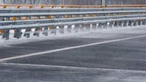 Штормовое предупреждение объявили на Кубани из-за гололедицы