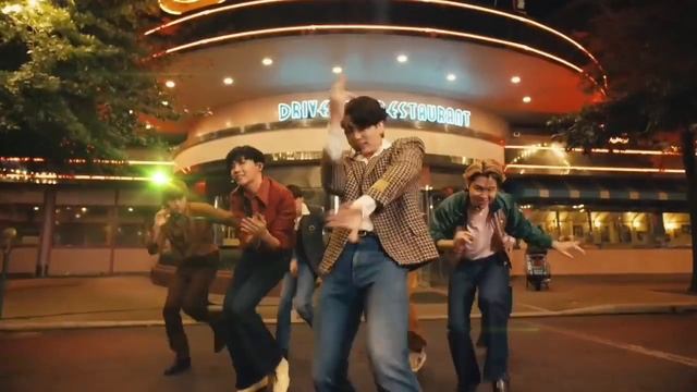 Cover на всем известную песню " Позвони мне позвони ".Танцуют ребята BTS смотреть онлайн