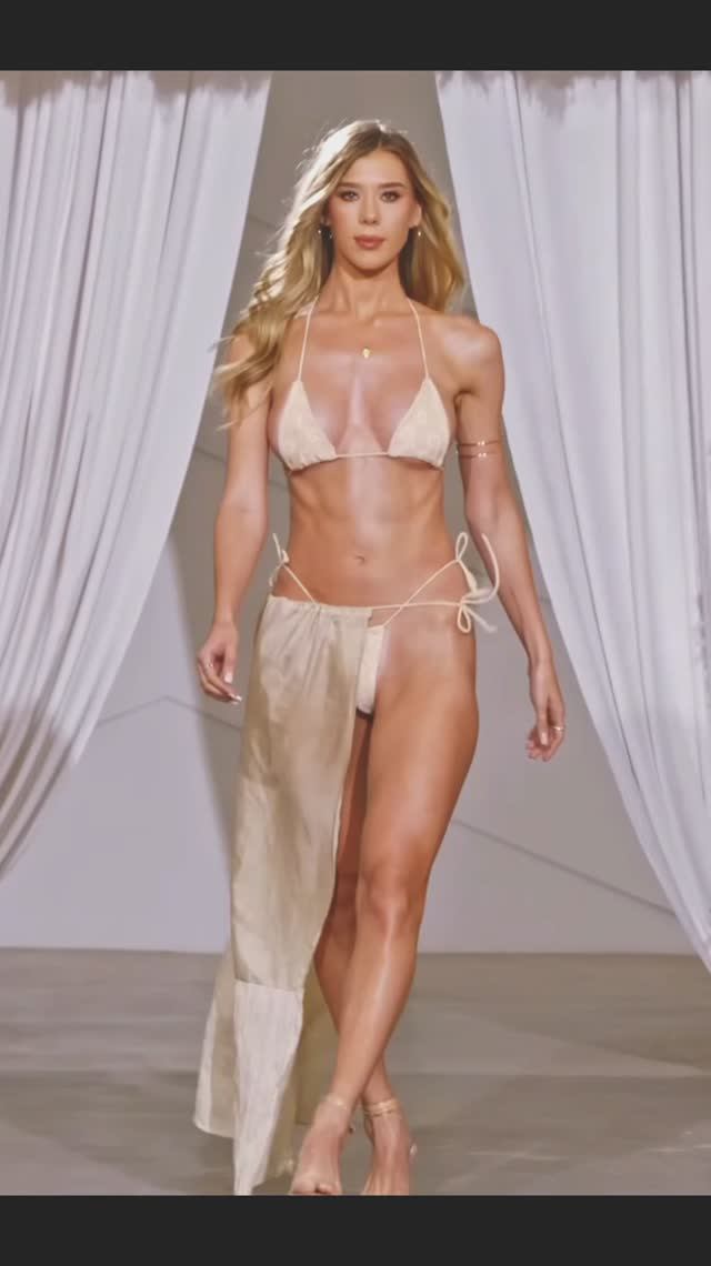 Блестящие формы будоражат сознание...Топ-модель с идеальным телом. смотреть онлайн