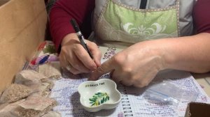 За рабочим столом, собираю заказы, семена томатов и Виктории.