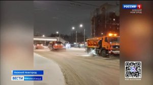 Коммунальщики всю ночь работали над тем, чтобы убрать снег с проезжей части