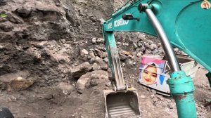 Строительство, экскаватор копает песок