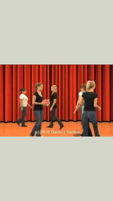 В 1999 году психологи Дэниел Саймонс и Кристофер Чабрис провели простой, но гениальный эксперимент. смотреть онлайн