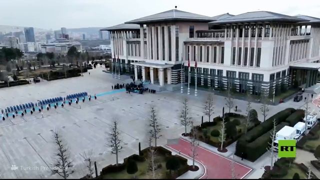 شاهد.. مراسم استقبال الرئيس النيجيري في تركيا تنتهي بسقوطه смотреть онлайн