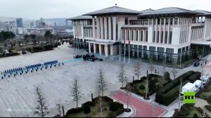 شاهد.. مراسم استقبال الرئيس النيجيري في تركيا تنتهي بسقوطه