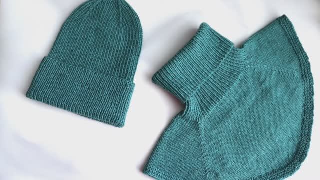 СТИЛЬНЫЙ КОМПЛЕКТ ИЗ МЕРИНОСА. ШАПКА И МАНИШКА смотреть онлайн