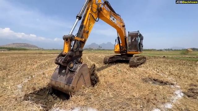 Экскаватор JCB JS205 Выкапывает новый круглый колодец за счет собственных средств многих фермеров смотреть онлайн