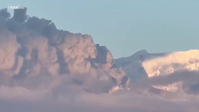 Вулкан Шивелуч выбросил пепел на высоту до 7 км на Камчатке смотреть онлайн