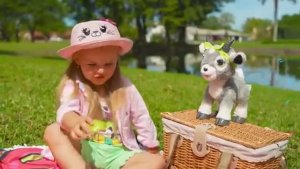 Настя рассказывает весёлую историю про спящего папу [get.gt]