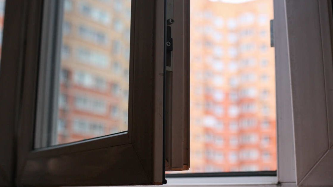 Воронежец спустил ребенка на тросе с балкона многоэтажки смотреть онлайн