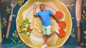 Настя и папа проводят выходной и веселятся вместе