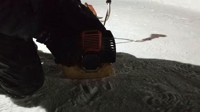 Пытаюсь завести бензиновый триммер в мороз смотреть онлайн