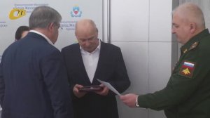 ГЛАВА ЖЕЛЕЗНОГОРСКА И ВОЕНКОМ ВРУЧИЛИ НАГРАДЫ РОДСТВЕННИКАМ ПОГИБШИХ БОЙЦОВ СВО