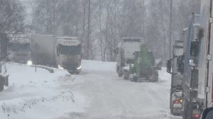 Снегопад (Фуру Толкает Трактор в Горку )