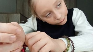 показываю как оделась я в школу