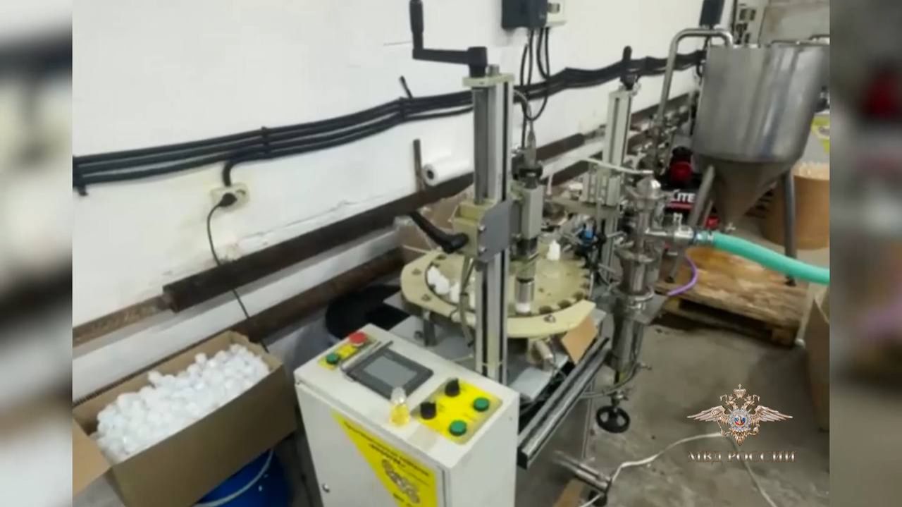 В Москве полицейские пресекли незаконное производство никотиносодержащей продукции смотреть онлайн