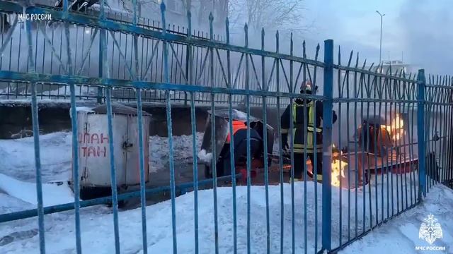 Газовый коллектор загорелся в Мурманске смотреть онлайн